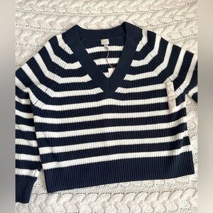 ✨A New Day Women V-Neck long sleeve sweater, in good/fair condition with tags.✨